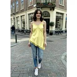 BeUnique Fashion szatén csipkeszegős topp Yellow One Size