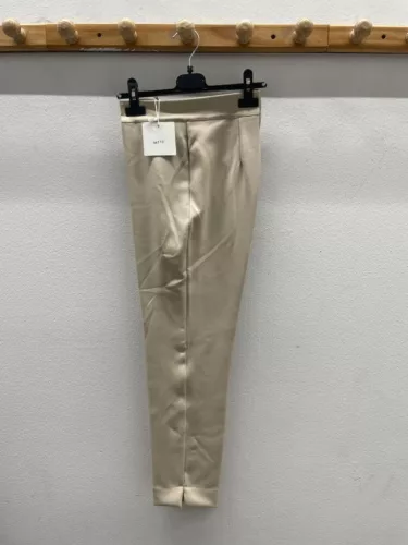 BeUnique Fashion carrot fazonú élére vasalt kosztum nadrág Beige M Size