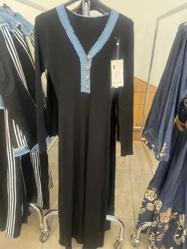 Beunique Fashion Bordás kötött ruha farmer passzéval fekete One Size