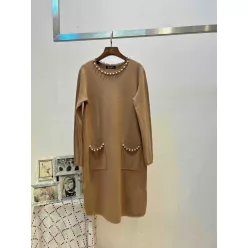   Beunique Fashion Kötött ruha gyöngyös nyakdíszítéssel Taupe One Size