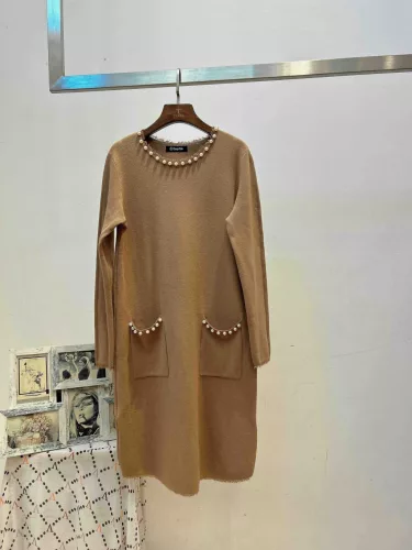 Beunique Fashion Kötött ruha gyöngyös nyakdíszítéssel Taupe One Size